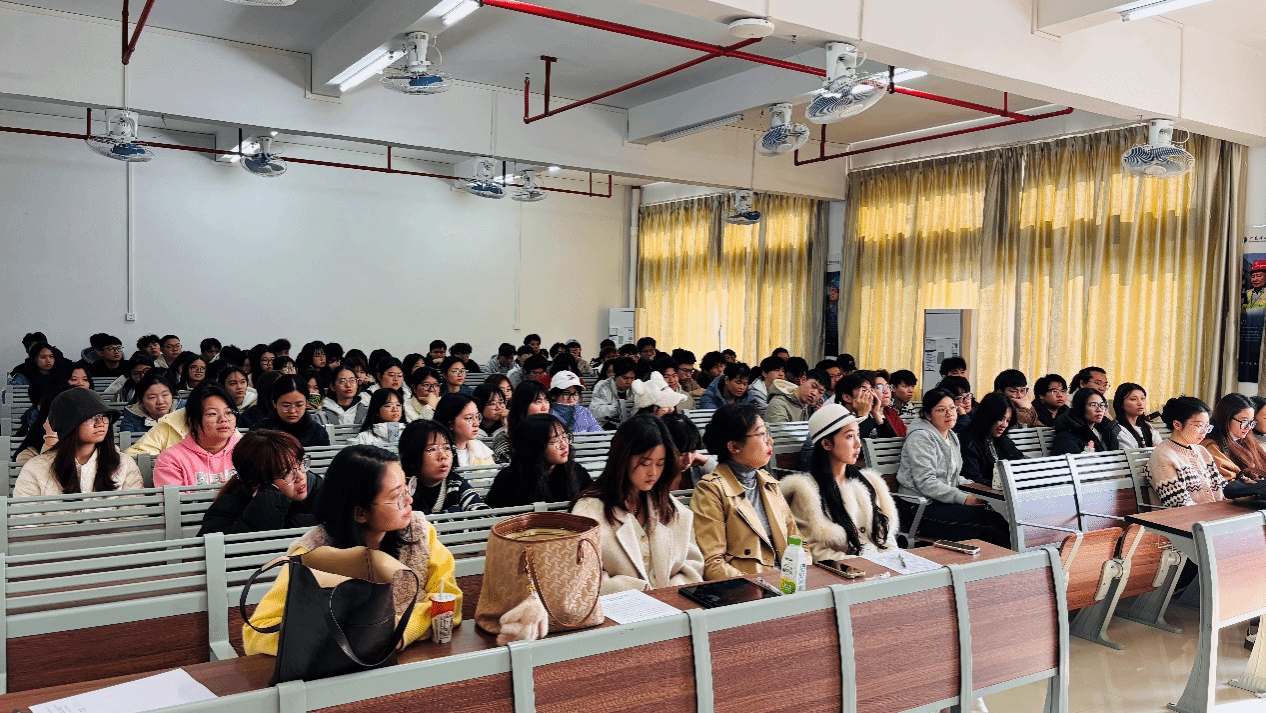 明晰规范 赋能创作——2138cn太阳集团城顺利举办2023级视觉传达设计专业毕业设计宣讲会